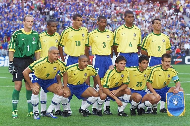 Brazilian players pose for the official team picture, 12 July at the Stade de France in Saint-Denis, before their 1998 World Cup final match against Brazil. (From top left: Claudio Taffarel, Cesar Sampaio, Rivaldo, Aldair, Junior Baiano, Cafu; bottom left, Ronaldo, Roberto Carlos, Leonardo, Bebeto, Dunga).(ELECTRONIC IMAGE) AFP PHOTO PEDRO UGARTE (Photo credit should read PEDRO UGARTE/AFP via Getty Images)