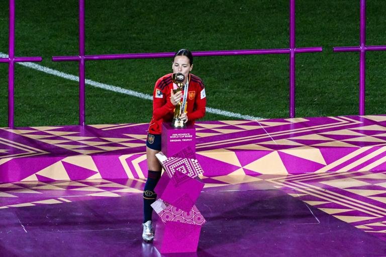 TOPSHOT - Spain's midfielder #21 Claudia Zornoza kisses the trophy on the podium after winning the Australia and New Zealand 2023 Women's World Cup final football match between Spain and England at Stadium Australia in Sydney on August 20, 2023. (Photo by Saeed KHAN / AFP) (Photo by SAEED KHAN/AFP via Getty Images)