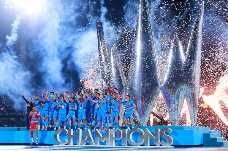 Cruz Azul lift the trophy, having won the 2025 Concacaf Champions Cup