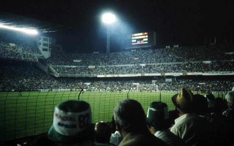 FIFA World Cup WM Weltmeisterschaft Fussball - Espana 1982 (Spain 1982) 25.6.1982, Estadio Luis Casanova, Valencia. FIFA World Cup 1982, Group 5: Spain v Northern Ireland. Stadium panomara from behind the anti-hooligan fence. Noxthirdxpartyxsales PUBLICATIONxINxGERxSUIxAUTxHUNxONLY (75038325)