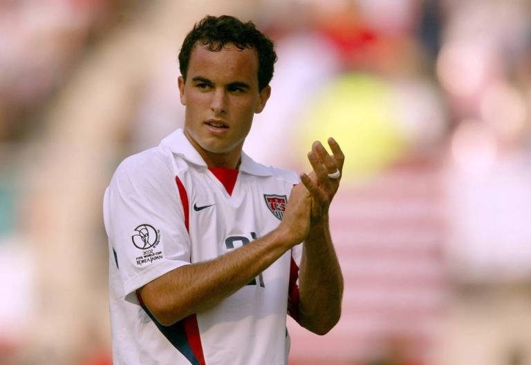 Bildnummer: 00546771 Datum: 17.06.2002 Copyright: imago/Camera 4
Landon Donovan (USA) gibt Beifall; Vdig, quer, close, klatschen, applaudieren, Applaus Weltmeisterschaft 2002, Länderspiel, Achtelfinale, Nationalmannschaft, Nationalteam, Nationaltrikot Jeonju WorldCupStadium Fußball WM Herren Mannschaft Südkorea Einzelbild optimistisch Aktion Personen