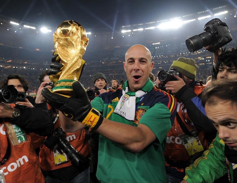 (GERMANY OUT) FUSSBALL WM 2010 FINALE
Holland - Spanien
Pepe REINA (Spanien) jubelt mit dem WM Pokal (Photo by Pressefoto Ulmer\ullstein bild via Getty Images)