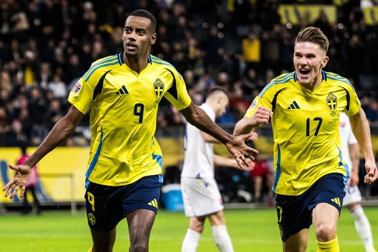 Alexander Isak and Viktor Gy&ouml;keres of Sweden celebrate 2-1 during the Nations League football match between Sweden and Slovakia on November 16, 2024 in Stockholm