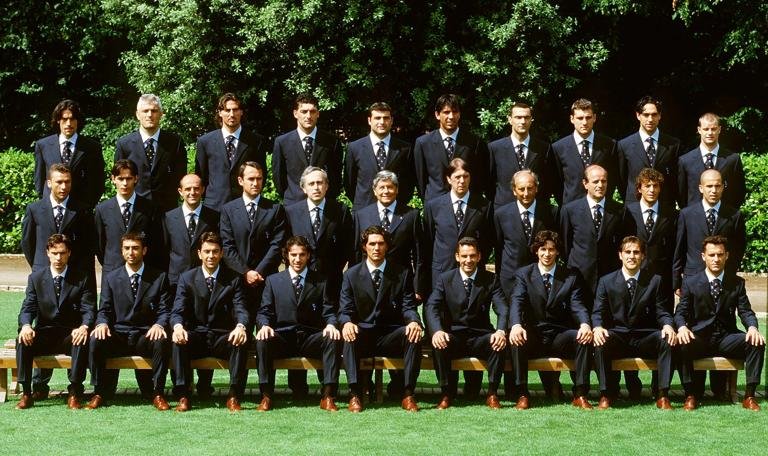 Bildnummer: 00788945  Datum: 28.05.1998  Copyright: imago/Buzzi
Mannschaftsbild Italien hinten v.li.: Torricelli, Ravanelli, D. Baggio, Torwart Pagliuca, Torh&uuml;ter Peruzzi, Keeper Buffon, Bergomi, Vieri, Nesta, Pessotto; Mitte: Cois, F. Inzaghi, X, Co-Trainer Pietro Ghedin, X, FIGC-Pr&auml;sident Luciano Nizzola, Trainer ..; ... Cesare Maldini, X, Assistent Comunardo Niccolai, Moriero, di Biagio; vorn: Chiesa, di Matteo, Costacurta, del Piero, Maldini, Baggio, Albertini, Cannavaro und di Livio; quer, Nationalmannschaft, Nationalteam, Mannschaftsfoto, Outfit, Kleidung, Anzug Weltmeisterschaft 1998, Vorstellung, Pr&auml;sentation, Pressetermin, Kader, Vdia Rom Fu&szlig;ball WM Herren Mannschaft Italien Totale Randmotiv Personen