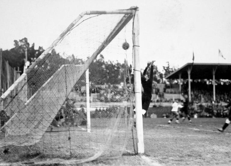 Mexican goalkeeper Isidoro Sota at full stretch during their FIFA World Cup match against Chile at the Parque Central in Montevideo, 16th July 1930. Chile won 3-0. (Photo by Bob Thomas/Popperfoto via Getty Images/Getty Images)